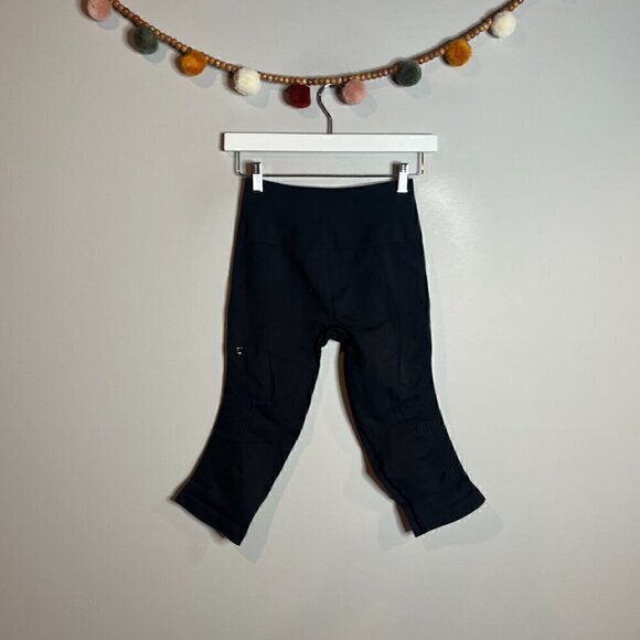 Lululemon deep charocal black In the Flow scrunched crops - Picture 5 of 6